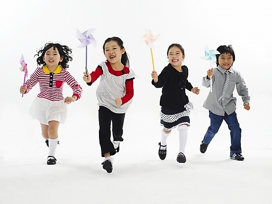 포토 JPG 스튜디오촬영 전신 여자 어린이교육 교육 남자 어린이 포즈 놀이 누끼 사람 소녀 소년 여러명 친구 달리기 한국인 바람개비 즐거움 천진난만 어린이만 국내포토 감정 다수 컨셉 관계 모션 실내 동양인 파일형식