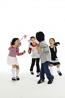 포토 JPG 스튜디오촬영 전신 여자 어린이교육 교육 남자 어린이 포즈 놀이 사람 소녀 소년 여러명 친구 한국인 바람개비 즐거움 천진난만 어린이만 국내포토 감정 다수 컨셉 관계 실내 동양인 파일형식