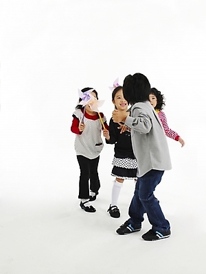 포토 JPG 스튜디오촬영 전신 여자 어린이교육 교육 남자 어린이 포즈 놀이 사람 소녀 소년 여러명 친구 한국인 바람개비 즐거움 천진난만 어린이만 국내포토 감정 다수 컨셉 관계 실내 동양인 파일형식