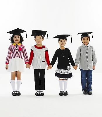 포토 JPG 스튜디오촬영 전신 여자 어린이교육 교육 남자 어린이 포즈 학사모 졸업 놀이 누끼 사람 소녀 소년 여러명 친구 손잡기 한국인 어린이만 국내포토 모자_잡화 다수 관계 모션 실내 동양인 파일형식