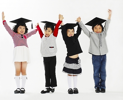 포토 JPG 스튜디오촬영 전신 여자 어린이교육 교육 남자 어린이 포즈 학사모 졸업 놀이 누끼 사람 소녀 소년 여러명 친구 손들기 손잡기 만세 한국인 어린이만 국내포토 모자_잡화 다수 관계 모션 실내 동양인 파일형식