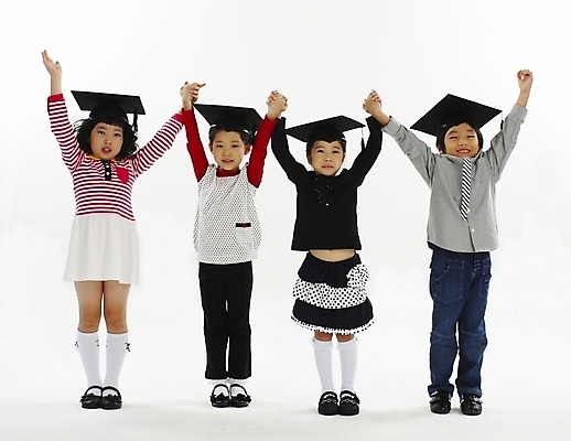 포토 JPG 스튜디오촬영 전신 여자 어린이교육 교육 남자 어린이 포즈 학사모 졸업 놀이 누끼 사람 소녀 소년 여러명 친구 손들기 손잡기 만세 한국인 어린이만 국내포토 모자_잡화 다수 관계 모션 실내 동양인 파일형식