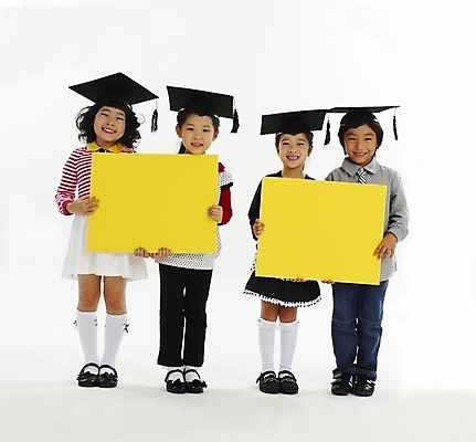 포토 JPG 스튜디오촬영 전신 여자 어린이교육 교육 남자 어린이 포즈 학사모 졸업 안내 누끼 사람 소녀 소년 여러명 친구 한국인 알림 어린이만 국내포토 모자_잡화 다수 관계 실내 동양인 파일형식