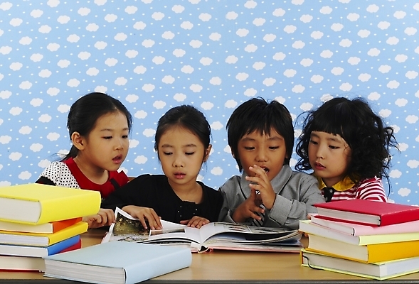 포토 JPG 여자 어린이교육 교육 남자 어린이 포즈 부분 놀이 탁자 실내 사람 소녀 소년 여러명 상반신 책 친구 독서 한국인 책상 공부방 어린이만 국내포토 가구 다수 관계 동양인 내부 파일형식