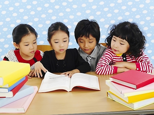 포토 JPG 여자 어린이교육 교육 남자 어린이 포즈 부분 놀이 탁자 실내 사람 소녀 소년 여러명 상반신 책 친구 독서 한국인 책상 공부방 어린이만 국내포토 가구 다수 관계 동양인 내부 파일형식