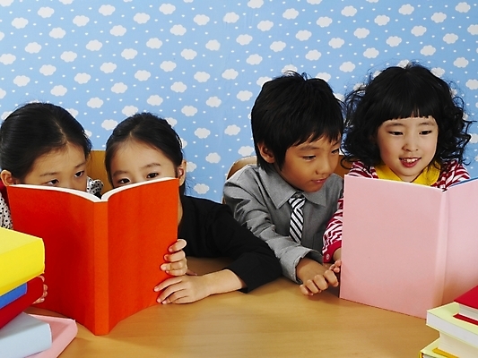 포토 JPG 여자 어린이교육 교육 남자 어린이 포즈 부분 놀이 탁자 실내 사람 소녀 소년 여러명 상반신 책 친구 독서 한국인 책상 공부방 어린이만 국내포토 가구 다수 관계 동양인 내부 파일형식