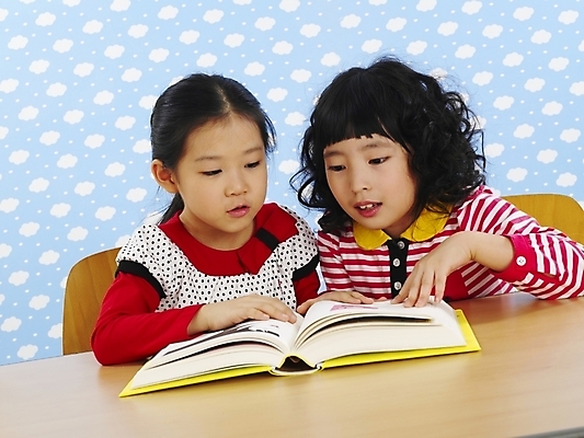 포토 JPG 여자 어린이교육 교육 어린이 포즈 부분 놀이 탁자 실내 사람 소녀 소년 상반신 두명 책 친구 독서 한국인 책상 공부방 어린이만 국내포토 남자 가구 관계 동양인 내부 파일형식