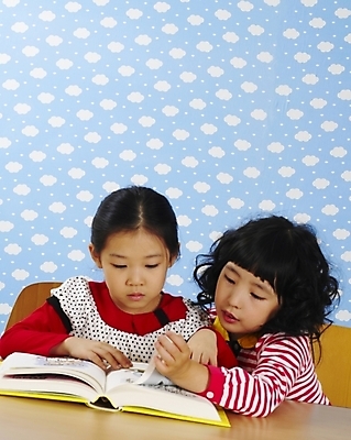 포토 JPG 여자 어린이교육 교육 어린이 포즈 부분 놀이 탁자 실내 사람 소녀 소년 상반신 두명 책 친구 독서 한국인 책상 공부방 어린이만 국내포토 남자 가구 관계 동양인 내부 파일형식