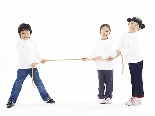 포토 JPG 스튜디오촬영 전신 여자 어린이교육 교육 남자 어린이 포즈 놀이 누끼 사람 소녀 소년 여러명 친구 운동 경쟁 한국인 줄다리기 어린이만 국내포토 다수 컨셉 관계 실내 건강 동양인 파일형식