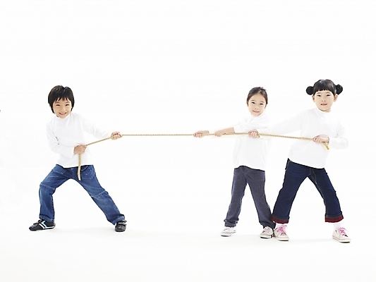 포토 JPG 스튜디오촬영 전신 여자 어린이교육 교육 남자 어린이 포즈 놀이 누끼 사람 소녀 소년 여러명 친구 운동 경쟁 한국인 줄다리기 어린이만 국내포토 다수 컨셉 관계 실내 건강 동양인 파일형식
