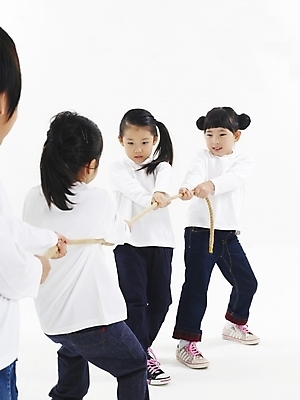 포토 JPG 스튜디오촬영 전신 여자 어린이교육 교육 남자 어린이 포즈 놀이 사람 소녀 소년 여러명 친구 운동 경쟁 한국인 줄다리기 어린이만 국내포토 다수 컨셉 관계 실내 건강 동양인 파일형식