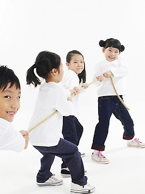 포토 JPG 스튜디오촬영 전신 여자 어린이교육 교육 남자 어린이 포즈 놀이 사람 소녀 소년 여러명 친구 운동 경쟁 한국인 줄다리기 어린이만 국내포토 다수 컨셉 관계 실내 건강 동양인 파일형식