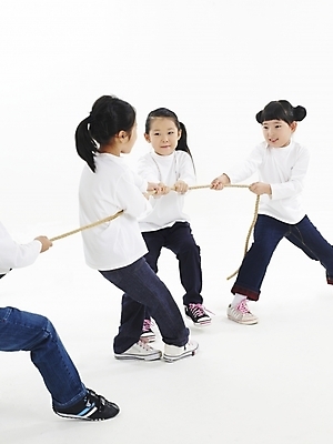 포토 JPG 스튜디오촬영 전신 여자 어린이교육 교육 남자 어린이 포즈 놀이 사람 소녀 소년 여러명 친구 운동 한국인 줄다리기 어린이만 국내포토 다수 관계 실내 건강 동양인 파일형식