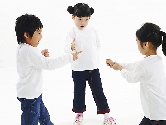 포토 JPG 스튜디오촬영 여자 어린이교육 교육 남자 어린이 포즈 놀이 사람 소녀 소년 여러명 친구 한국인 가위바위보 어린이만 국내포토 다수 관계 실내 동양인 파일형식