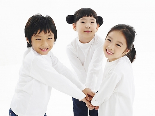 포토 JPG 스튜디오촬영 여자 어린이교육 교육 남자 어린이 포즈 부분 놀이 협력 사람 소녀 소년 여러명 상반신 친구 파이팅 한국인 어린이만 국내포토 다수 관계 모션 실내 동양인 파일형식