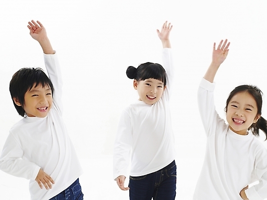 포토 JPG 스튜디오촬영 여자 어린이교육 교육 남자 어린이 포즈 부분 놀이 사람 소녀 소년 여러명 상반신 친구 손들기 한국인 발표 어린이만 국내포토 다수 관계 모션 실내 동양인 파일형식