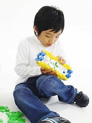 포토 JPG 스튜디오촬영 전신 어린이교육 교육 남자 어린이 포즈 놀이 한명 사람 소년 장난감 블록 한국인 두뇌개발 남자만 남자한명만 어린이만 소년만 소년한명만 블록맞추기 국내포토 1 실내 동양인 맞추기 파일형식