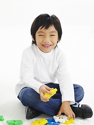 포토 JPG 스튜디오촬영 전신 어린이교육 교육 남자 어린이 포즈 놀이 한명 사람 소년 장난감 블록 한국인 두뇌개발 남자만 남자한명만 어린이만 소년만 소년한명만 블록맞추기 국내포토 1 실내 동양인 맞추기 파일형식