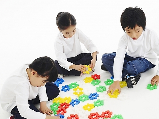 포토 JPG 스튜디오촬영 전신 여자 어린이교육 교육 남자 어린이 포즈 놀이 사람 소녀 소년 여러명 친구 장난감 블록 한국인 집중 두뇌개발 어린이만 블록맞추기 국내포토 다수 컨셉 관계 실내 동양인 맞추기 파일형식