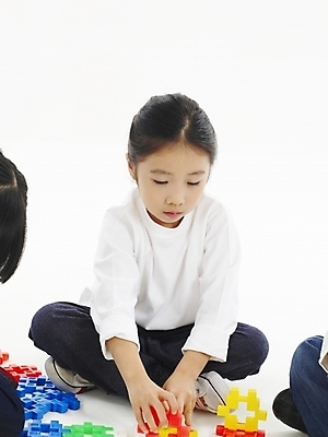 포토 JPG 스튜디오촬영 전신 여자 어린이교육 교육 어린이 포즈 놀이 한명 사람 소녀 장난감 블록 한국인 두뇌개발 여자만 여자한명만 어린이만 소녀만 소녀한명만 블록맞추기 국내포토 1 실내 동양인 맞추기 파일형식