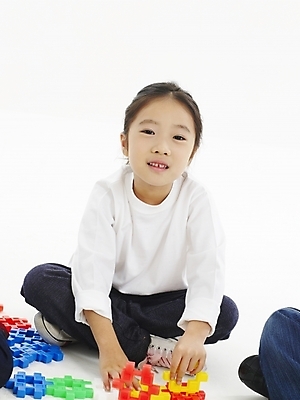 포토 JPG 스튜디오촬영 전신 여자 어린이교육 교육 어린이 포즈 놀이 한명 사람 소녀 장난감 블록 한국인 두뇌개발 여자만 여자한명만 어린이만 소녀만 소녀한명만 블록맞추기 국내포토 1 실내 동양인 맞추기 파일형식