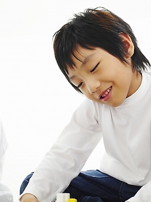 포토 JPG 스튜디오촬영 어린이교육 교육 남자 어린이 포즈 부분 놀이 한명 사람 소년 상반신 장난감 한국인 남자만 남자한명만 어린이만 소년만 소년한명만 블록맞추기 국내포토 1 실내 동양인 맞추기 파일형식