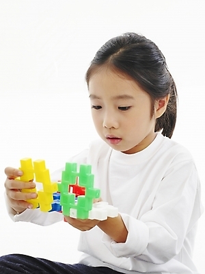 포토 JPG 스튜디오촬영 여자 어린이교육 교육 어린이 포즈 부분 놀이 한명 사람 소녀 상반신 장난감 블록 한국인 두뇌개발 여자만 여자한명만 어린이만 소녀만 소녀한명만 블록맞추기 국내포토 1 실내 동양인 맞추기 파일형식