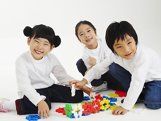 포토 JPG 스튜디오촬영 전신 여자 어린이교육 교육 남자 어린이 포즈 놀이 사람 소녀 소년 여러명 친구 장난감 블록 한국인 어린이만 국내포토 다수 관계 실내 동양인 파일형식