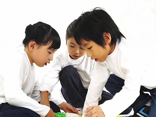 포토 JPG 스튜디오촬영 전신 여자 어린이교육 교육 남자 어린이 포즈 놀이 사람 소녀 소년 여러명 친구 장난감 블록 한국인 어린이만 국내포토 다수 관계 실내 동양인 파일형식