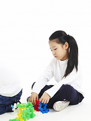 포토 JPG 스튜디오촬영 전신 여자 어린이교육 교육 어린이 포즈 놀이 한명 사람 소녀 장난감 놀이용품 블록 한국인 지루함 맞추기 시무룩 여자만 여자한명만 어린이만 소녀만 소녀한명만 국내포토 1 감정 모션 실내 표정 동양인 오브젝트 파일형식