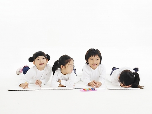 포토 JPG 스튜디오촬영 전신 여자 어린이교육 교육 남자 어린이 엎드리기 포즈 놀이 미술 누끼 사람 소녀 소년 여러명 한국인 그리기 스케치북 그림 어린이만 국내포토 다수 모션 문화예술 학용품 실내 동양인 파일형식