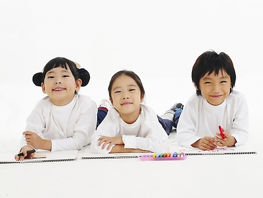 포토 JPG 스튜디오촬영 전신 여자 어린이교육 교육 남자 어린이 엎드리기 포즈 놀이 미술 누끼 사람 소녀 소년 여러명 한국인 그리기 스케치북 그림 어린이만 국내포토 다수 모션 문화예술 학용품 실내 동양인 파일형식