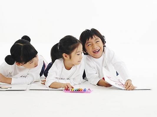 포토 JPG 스튜디오촬영 전신 여자 어린이교육 교육 남자 어린이 엎드리기 포즈 놀이 미술 사람 소녀 소년 여러명 친구 한국인 그리기 스케치북 그림 어린이만 국내포토 다수 관계 모션 문화예술 학용품 실내 동양인 파일형식