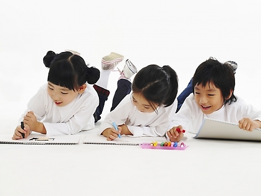 포토 JPG 스튜디오촬영 전신 여자 어린이교육 교육 남자 어린이 엎드리기 포즈 놀이 미술 사람 소녀 소년 여러명 한국인 그리기 스케치북 그림 어린이만 국내포토 다수 모션 문화예술 학용품 실내 동양인 파일형식