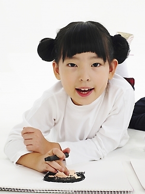 포토 JPG 스튜디오촬영 전신 여자 어린이교육 교육 어린이 엎드리기 포즈 부분 놀이 미술 한명 사람 소녀 상반신 한국인 그리기 스케치북 그림 여자만 여자한명만 어린이만 소녀만 소녀한명만 국내포토 1 모션 문화예술 학용품 실내 동양인 파일형식