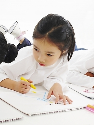 포토 JPG 스튜디오촬영 전신 여자 어린이교육 교육 어린이 엎드리기 포즈 부분 놀이 미술 한명 사람 소녀 상반신 한국인 그리기 스케치북 그림 여자만 여자한명만 어린이만 소녀만 소녀한명만 국내포토 1 모션 문화예술 학용품 실내 동양인 파일형식