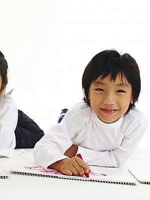 포토 JPG 스튜디오촬영 전신 어린이교육 교육 남자 어린이 엎드리기 포즈 부분 놀이 미술 한명 사람 소년 상반신 한국인 그리기 스케치북 그림 남자만 남자한명만 어린이만 소년만 소년한명만 국내포토 1 모션 문화예술 학용품 실내 동양인 파일형식