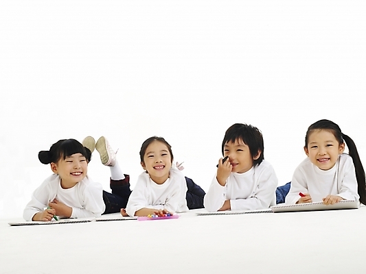 포토 JPG 스튜디오촬영 전신 여자 어린이교육 교육 남자 어린이 엎드리기 포즈 놀이 미술 사람 소녀 소년 여러명 한국인 그리기 스케치북 그림 어린이만 국내포토 다수 모션 문화예술 학용품 실내 동양인 파일형식