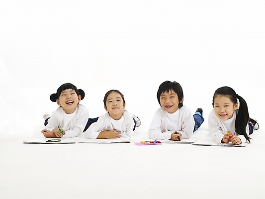 포토 JPG 스튜디오촬영 전신 여자 어린이교육 교육 남자 어린이 엎드리기 포즈 놀이 미술 누끼 사람 소녀 소년 여러명 한국인 그리기 스케치북 그림 어린이만 국내포토 다수 모션 문화예술 학용품 실내 동양인 파일형식