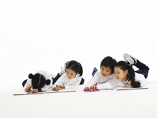 포토 JPG 스튜디오촬영 전신 여자 어린이교육 교육 남자 어린이 엎드리기 포즈 놀이 미술 누끼 사람 소녀 소년 여러명 친구 한국인 그리기 스케치북 그림 어린이만 국내포토 다수 관계 모션 문화예술 학용품 실내 동양인 파일형식