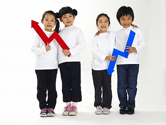 포토 JPG 스튜디오촬영 전신 기호 여자 남자 화살표 어린이 포즈 그래프 누끼 사람 소녀 소년 여러명 한국인 하락 상승 어린이만 국내포토 문자 다수 컨셉 실내 동양인 파일형식