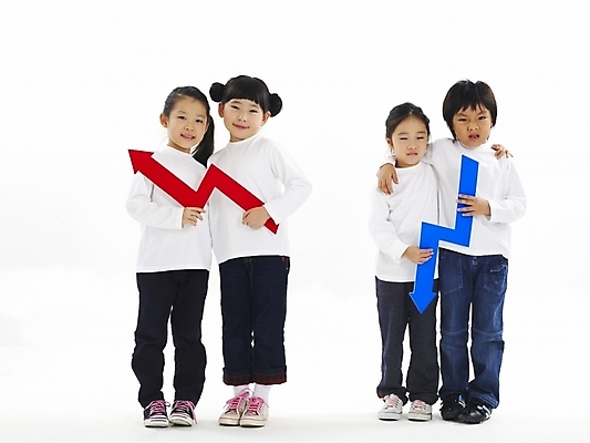 포토 JPG 스튜디오촬영 전신 기호 여자 남자 행복 화살표 어린이 포즈 그래프 표정 누끼 사람 소녀 소년 여러명 기쁨 한국인 슬픔 성장 분노 발전 하락 즐거움 상승 어린이만 국내포토 문자 감정 다수 컨셉 실내 동양인 파일형식