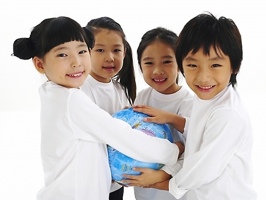 포토 JPG 스튜디오촬영 여자 어린이교육 교육 남자 지구 어린이 포즈 부분 협력 사람 소녀 소년 여러명 상반신 세계 지구본 한국인 어린이만 국내포토 다수 실내 동양인 파일형식