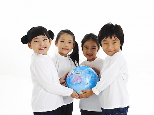포토 JPG 스튜디오촬영 여자 어린이교육 교육 남자 지구 어린이 포즈 부분 협력 사람 소녀 소년 여러명 상반신 세계 지구본 한국인 어린이만 국내포토 다수 실내 동양인 파일형식
