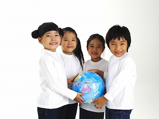 포토 JPG 스튜디오촬영 여자 어린이교육 교육 남자 지구 어린이 포즈 부분 협력 누끼 사람 소녀 소년 여러명 상반신 세계 지구본 한국인 어린이만 국내포토 다수 실내 동양인 파일형식