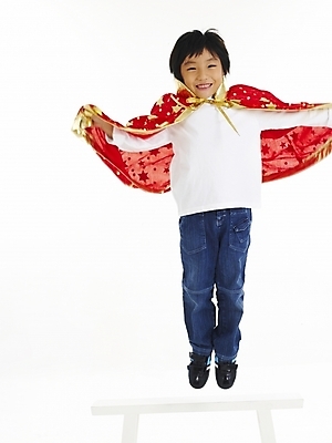 포토 JPG 스튜디오촬영 전신 남자 어린이 포즈 놀이 한명 사람 소년 앞모습 한국인 망토 흉내 슈퍼맨 남자만 남자한명만 어린이만 소년만 소년한명만 국내포토 1 뷰포인트 모션 실내 동양인 영웅 파일형식