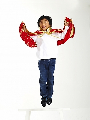 포토 JPG 스튜디오촬영 전신 남자 어린이 포즈 놀이 한명 누끼 사람 소년 앞모습 한국인 망토 흉내 슈퍼맨 남자만 남자한명만 어린이만 소년만 소년한명만 국내포토 1 뷰포인트 모션 실내 동양인 영웅 파일형식