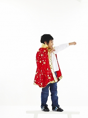 포토 JPG 스튜디오촬영 전신 남자 어린이 포즈 놀이 한명 누끼 사람 소년 앞모습 한국인 망토 흉내 슈퍼맨 남자만 남자한명만 어린이만 소년만 소년한명만 국내포토 1 뷰포인트 모션 실내 동양인 영웅 파일형식