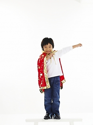 포토 JPG 스튜디오촬영 전신 남자 어린이 포즈 놀이 한명 누끼 사람 소년 앞모습 한국인 망토 흉내 슈퍼맨 남자만 남자한명만 어린이만 소년만 소년한명만 국내포토 1 뷰포인트 모션 실내 동양인 영웅 파일형식