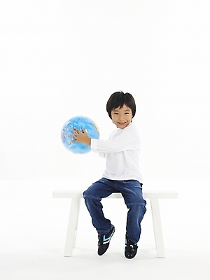 포토 JPG 스튜디오촬영 전신 어린이교육 교육 남자 지구 어린이 포즈 의자 한명 누끼 사람 소년 앞모습 세계 지구본 한국인 남자만 남자한명만 어린이만 소년만 소년한명만 국내포토 1 뷰포인트 가구 실내 동양인 파일형식